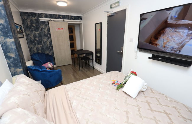 VR Apartments - Photo 3