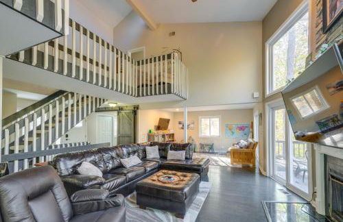 Spacious and Serene Lake Ridge Retreat with Game Room! - Foto 4