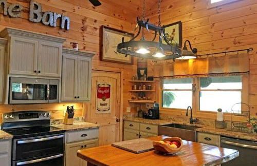 Water's Edge, Covered Porch, Deep Creek as your Backyard Haven, Hot Tub, Pool Table, Fire Pit, Close to Town & Entrance to National Park - Foto 70