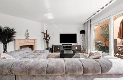 Luxury seaview apartment in Marbella located in a secure gated community with swimming pool and large terrace Perfect for families visiting Marbella and Puerto Banús - Foto 44