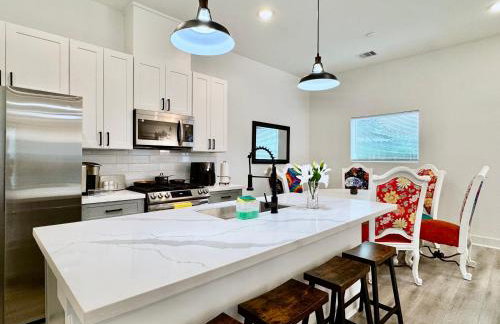 Colorful Dining Experience in Cozy Getaway - Foto 7