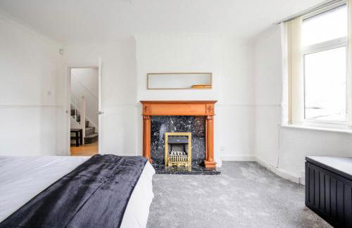 5-bedroom home in trendy Dibsbury area Manchester with parking - Foto 1