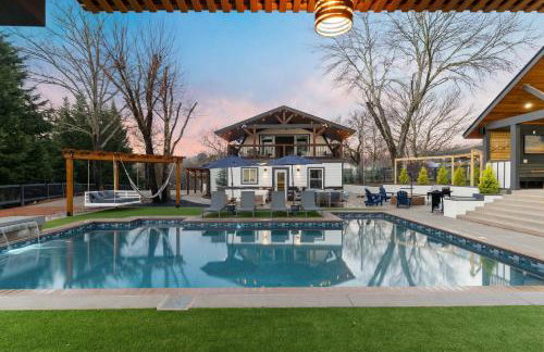 Sleeps 13 Saltwater Pool Fully Fenced in Yard - Photo 10
