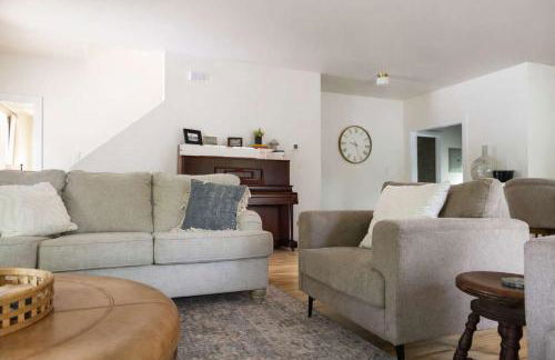 Speakeasy Family Retreat with Skyline Views - Foto 9