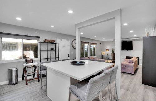 Family 4BR Home 15 min to Disneyland & Beach - Foto 1