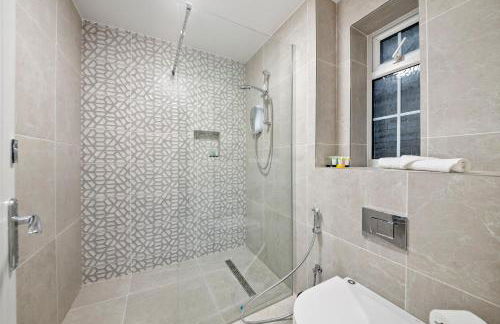 4 Bed House in Maidenhead, by ARP Homes, Driveway & Big Private Patio, Perfect Location for Business and Family Stays - Foto 22