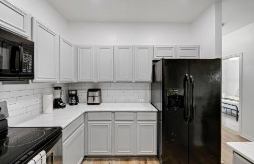 Tasteful 3BR I Free Parking I Workspace - Foto 13