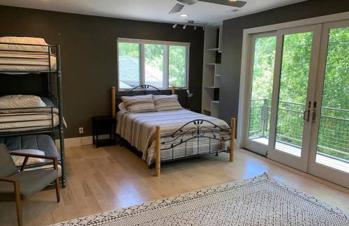 25-Bed, Amenity-Rich Estate in a Private Forest - Foto 15