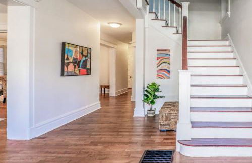 7BR Luxury Living 1st Floor Primary ABODEbucks - Foto 16