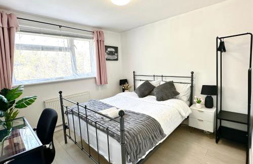 5 bedroom detached house sleeps 13 spacious Parking 5 mins driving to Bicester Village - Foto 6