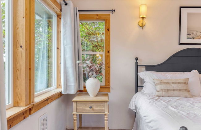 Cove Cottage by Avantstay Waterfront Views + Spa - Photo 3