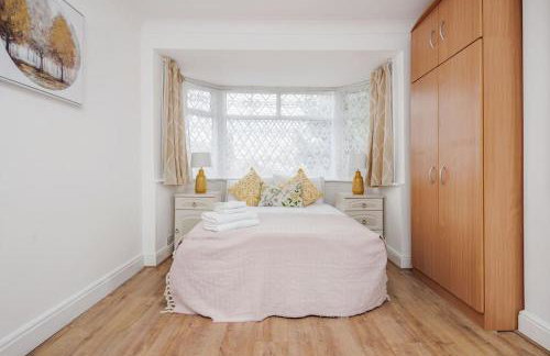 Lovely 4 Bedrooms House Near Romford Station With Parking - Foto 17