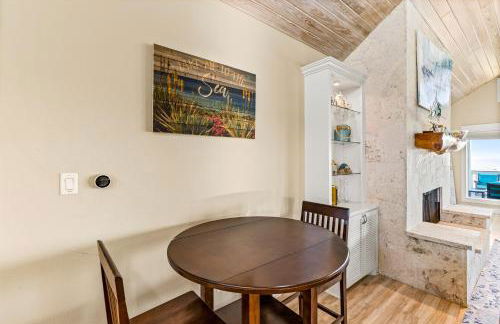 Beachfront Hideaway! Luxury Beachfront, SwimSpa, Game Room, Firepit by Bolivar Vacations - Foto 16