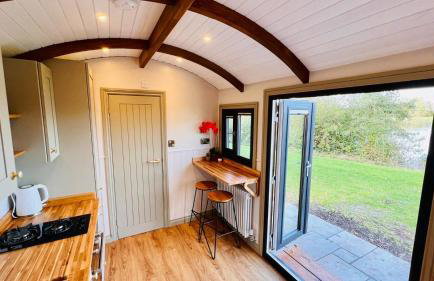 The Dragonfly - Luxury Lakeside Shepherds Hut - Foto 10