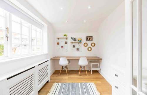 The Lymington Hub Slps 13 hot tub/chef/spa - Photo 43