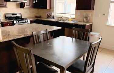 Cozy Charm Newark Retreat with Free Wifi and AC - Foto 17