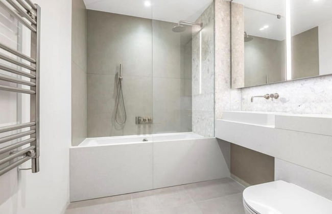 Stylish 1-bed Apartment in London - Photo 3