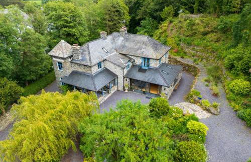 Ty Pandy Eclectic Luxury Family cottage Sleeps 8 adults and 2 children - Photo 1