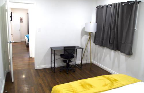 Cozy 3BR Home With Pool, Yard, Garage, and 80 inch TV! - Foto 40