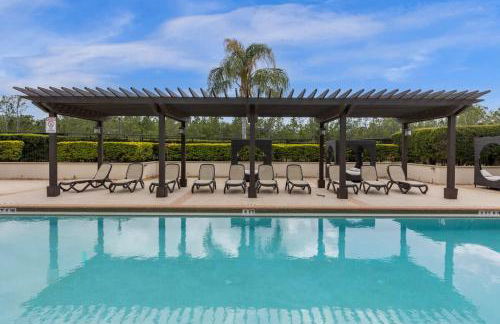 Cozy & Elegant 4BR Enchanted Townhouse - 1 Mile to Disney with Resort Pool, Gym, & Jacuzzi - Photo 47