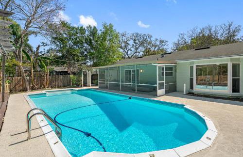 Spacious & Amazing Home w Big Pool and Patio - Photo 39