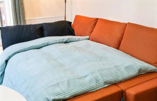 Balmoral Court -Sleeps 6 - Free Parking with Workspace - Balcony & High-Speed WiFi - Foto 7