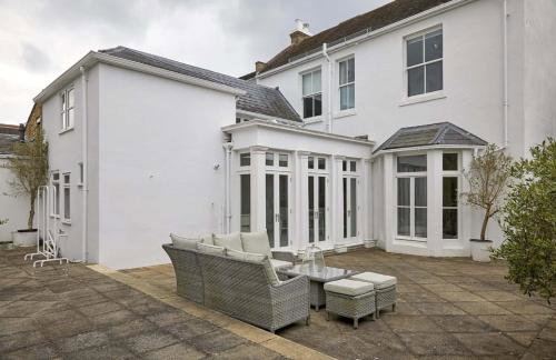 Double-Bed Bedroom, Living Room and Kitchenette, private Bathroom and Utility Room available at Willow House, Shepperton - Foto 31