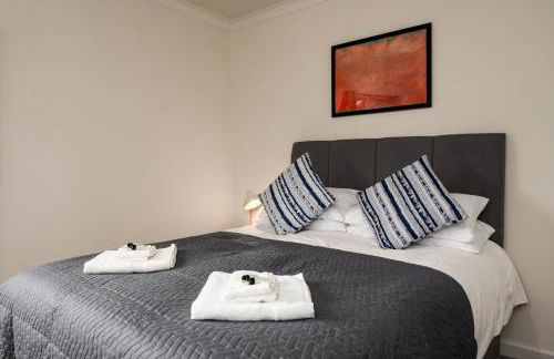 #34 Two bed apt Private Parking Stylish & homely - Photo 7