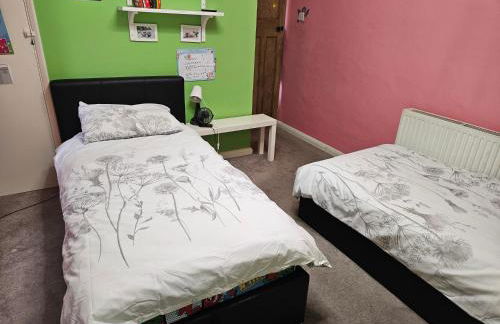 Stunning 4 bed house with huge garden and parking - Foto 33