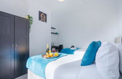 Newly Refurbished House - Close to Town Centre -Free Parking, Super-Fast Wifi, Smart TV with Netflix by Yoko Property - Photo 11