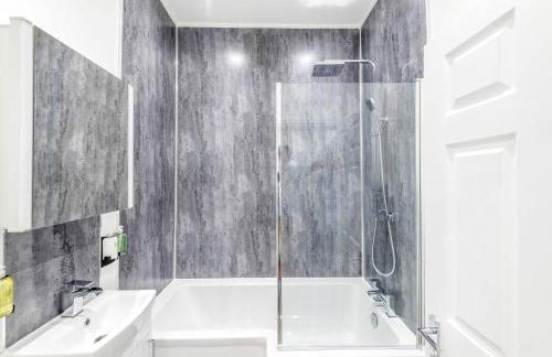 Modern Silverstone with FREE PARKING by Prescott Apartments - Foto 39