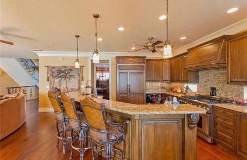 Large Mediterranean Oasis - Water Views & Pool - Photo 11