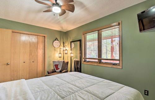 Cabin with Fire Pit and Movie Room, 1 Mi to Lake - Foto 24