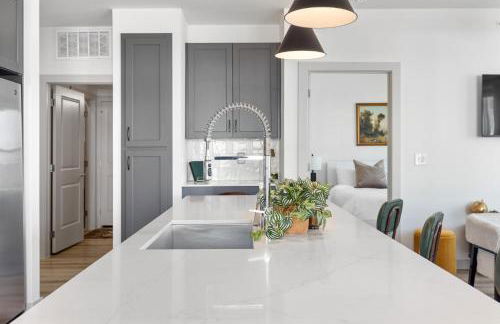 Elevated Contemporary 2BR 2BA with Balcony - Foto 7