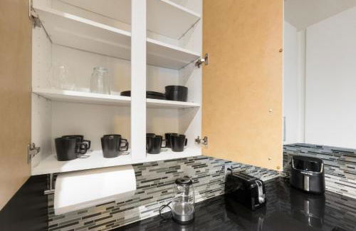 Tasteful 2BR I Pool I Gym I Parking I Workspace - Foto 24