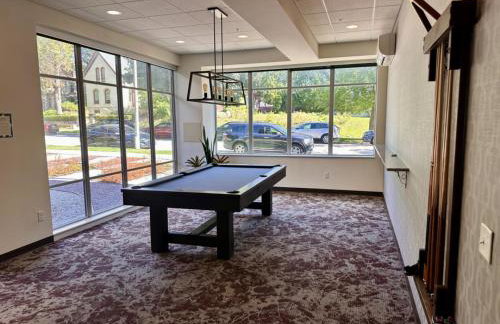 East Side Luxury 1BR Apt - Near Brady and Fiserv with Balcony - Foto 16