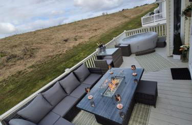 The Blue Lagoon 2 bedroom lodge with hot tub - Foto 35