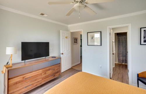 St Helena Island Retreat with Deck Walk to Beach - Foto 16