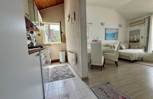 Indy's Beach Apartments -Two Bedroom Apartment with Balcony and Sea View - Photo 28