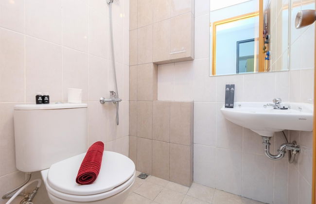 Comfort And Modern 2Br At Royal Heights Apartment - Foto 15