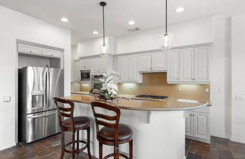 Spacious Luxury home in Gated Community with Resort Pool & Scenic Views - Photo 20