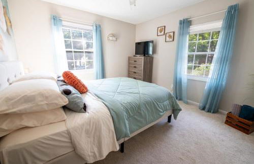 Spacious 4BR House Sleeps 9 Outdoor Lounge with Fire Pit plus Games - Foto 71