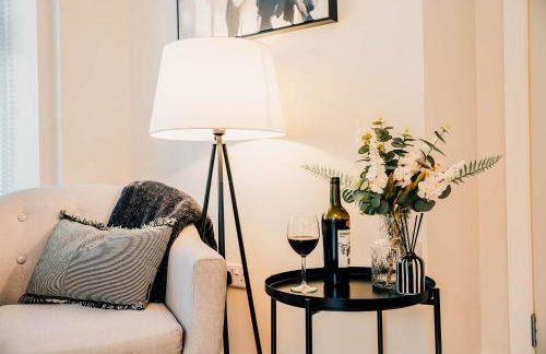 Modern Central 2 Bed Apartment with Parking - Photo 11