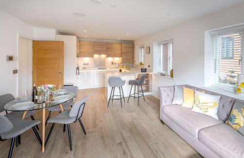 1 bed Albury Contemporary Apartment with Secure Parking - Pass the Keys - Photo 13