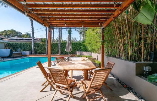 Modern Pool house with hot tub and relaxing backyard - Foto 26