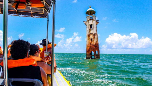 Un faro abandonado en la desembocadura del río