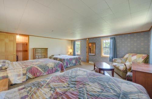 Spacious Winter Retreat with River Access and Kayaks! - Foto 29