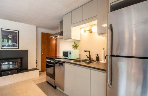 Basement Apartment w/ Hot Tub & Bombshelter! - Foto 14