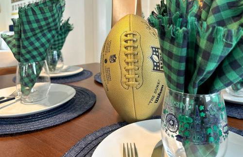 Step into School Spirit at the Golden Dome Getaway - Foto 48