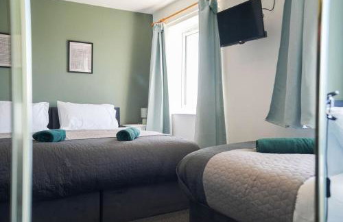 Stupton House, Large 3 Bed House that Sleeps 8 with Full Size Pool Table & FREE Parking - Hosted by Stay Host Save - Foto 3